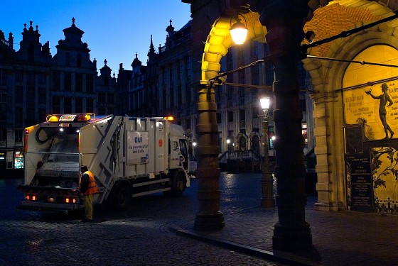 Sur la Grand place de Bruxelles,le nettoyage au petit matin par les équipes de Bruxelles Propreté
